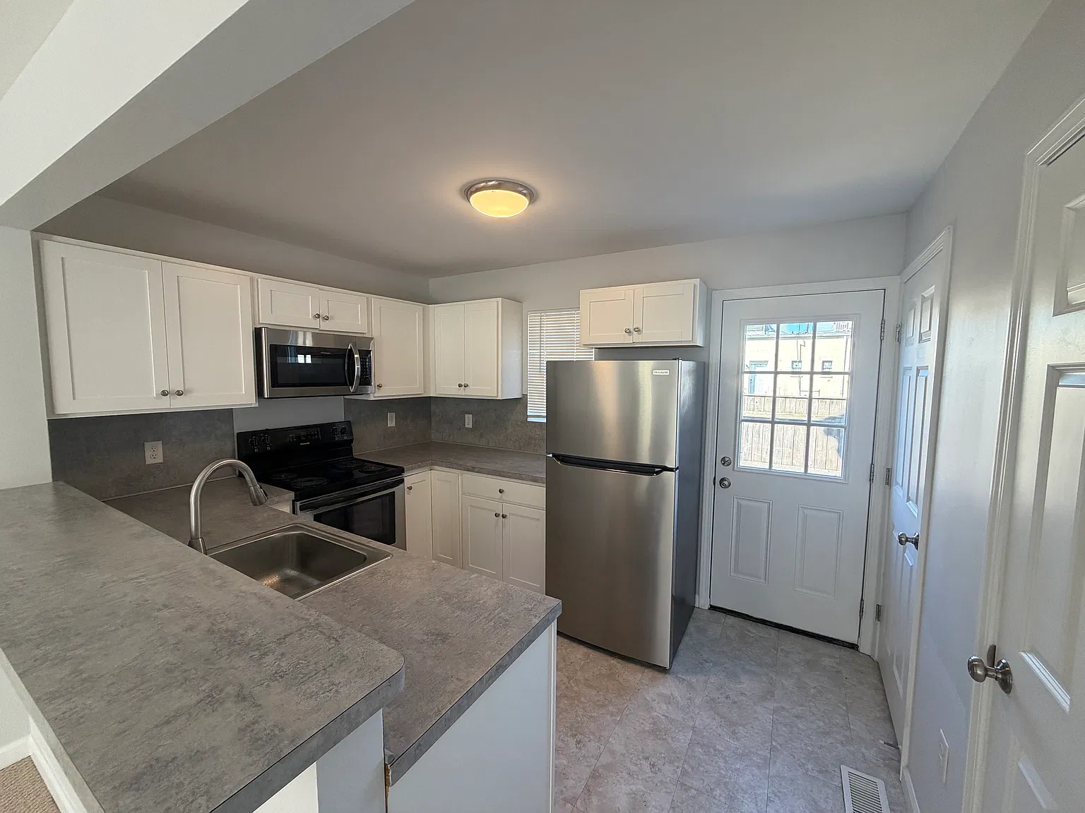 2 bed, 1.5 bath, $2,500 — Photo 4