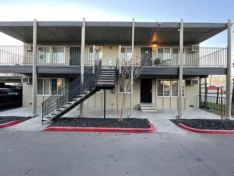 Las Palmas at 133 and 233 West I Street — Photo 4