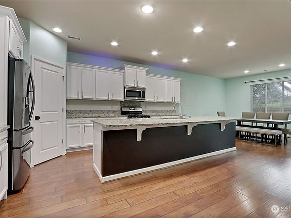 4th image of 8831 Corona Court NE