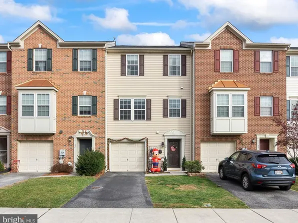 28 Tidewater Ter, Falling Waters, WV 25419