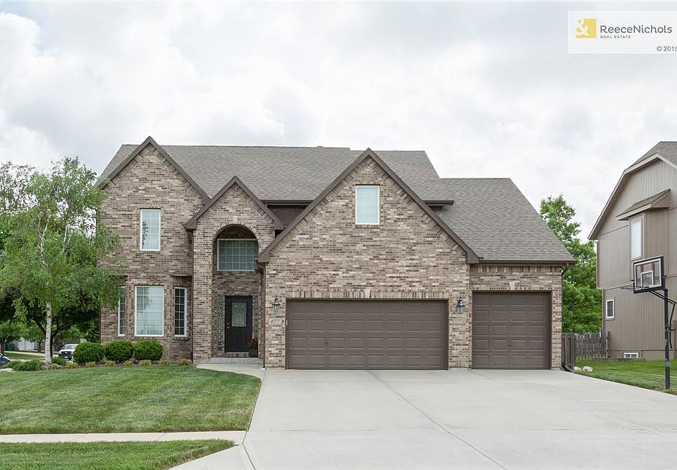 Brick Front & 8' Tall 3rd Bay.