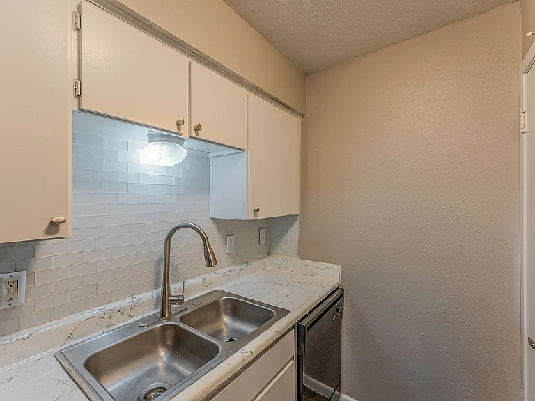 South Crest Apartments: All Bills Paid -Dazzling Dallas Apartments in Quiet Area! — Photo 61
