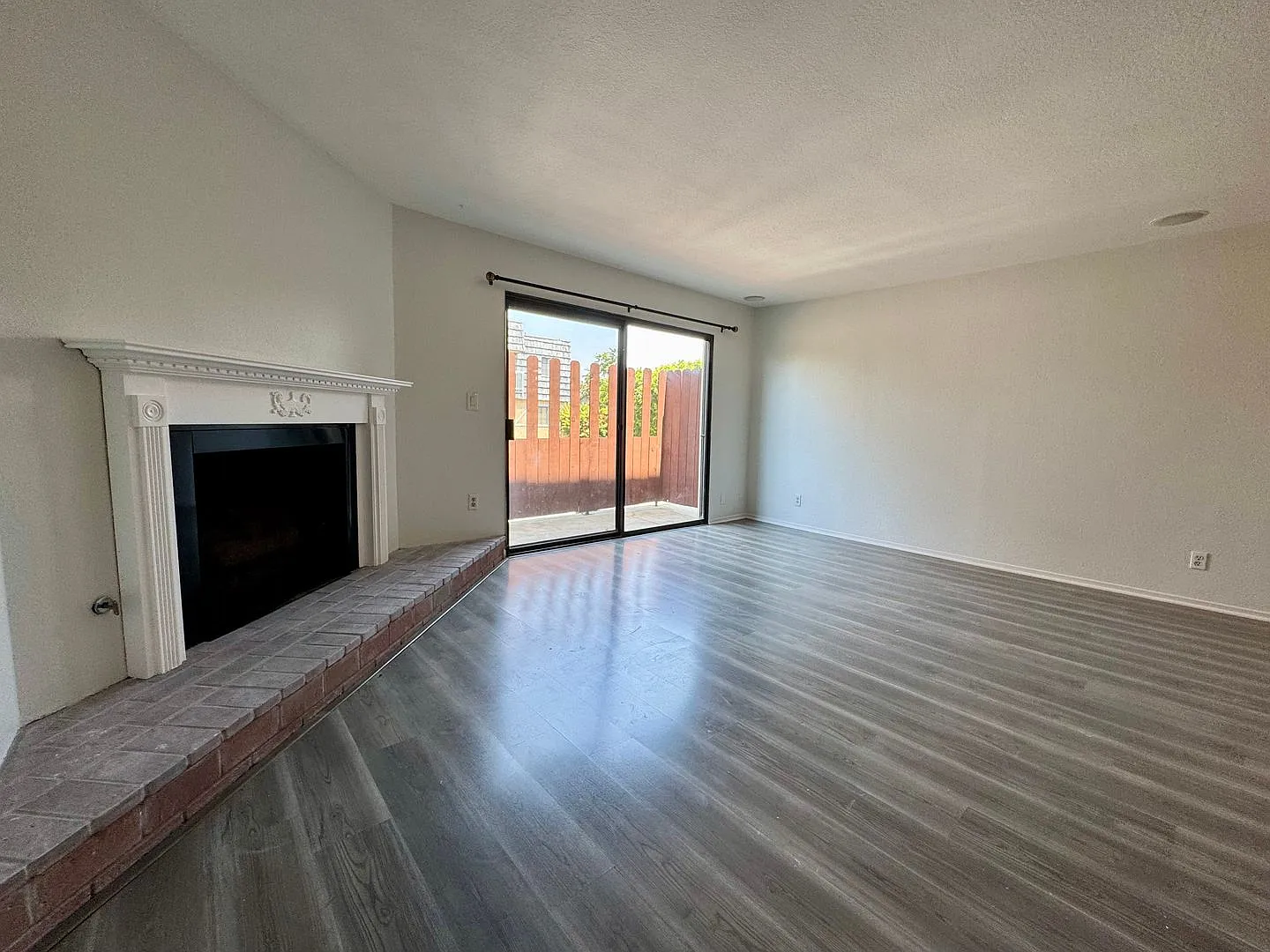 Light and Bright Townhouse-style condo in Prime Sherman Oaks — Photo 2