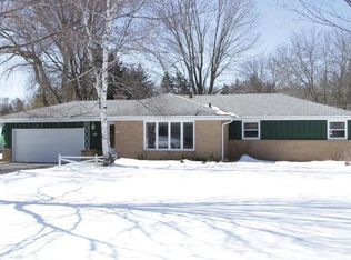 2421 S Meadowmere Pkwy, New Berlin, WI 53151