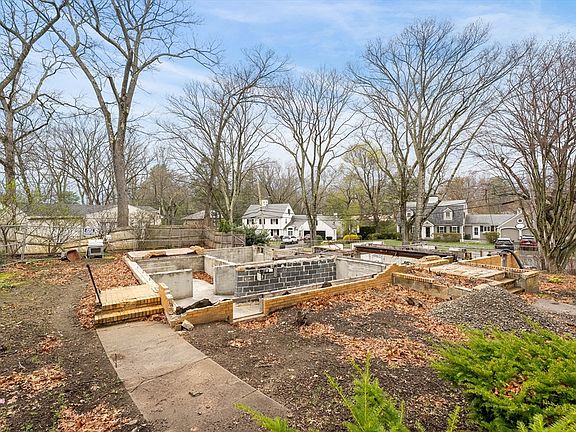 3rd image of 73 Beverly Rd