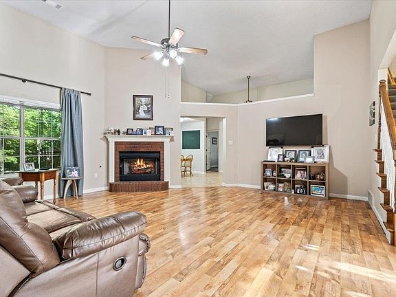 5th image of 375 Leggett Dr