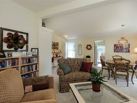 Looking back towards the entry.  Doorway in center leads to the kitchen.