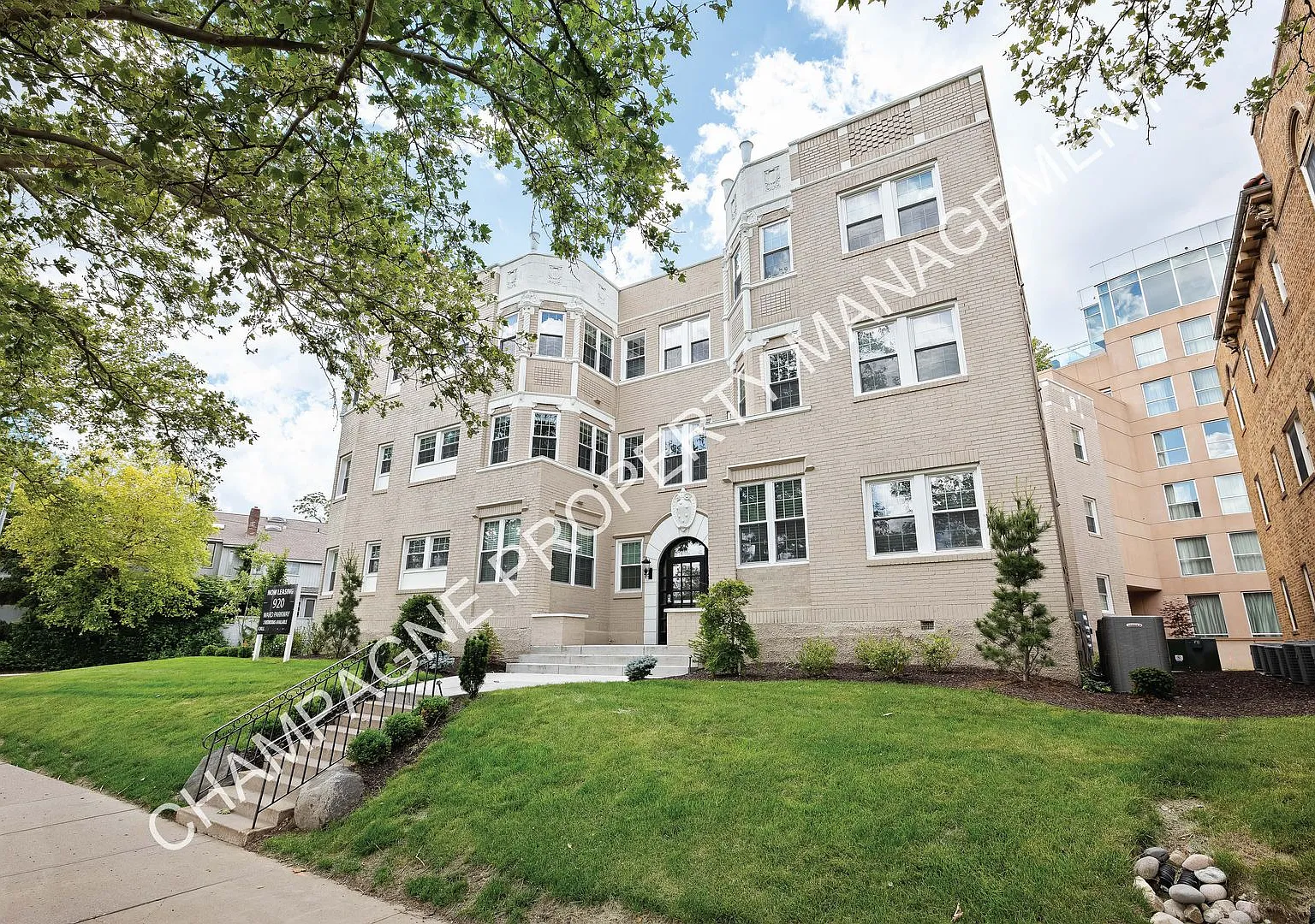 920 Ward Parkway — Photo 2
