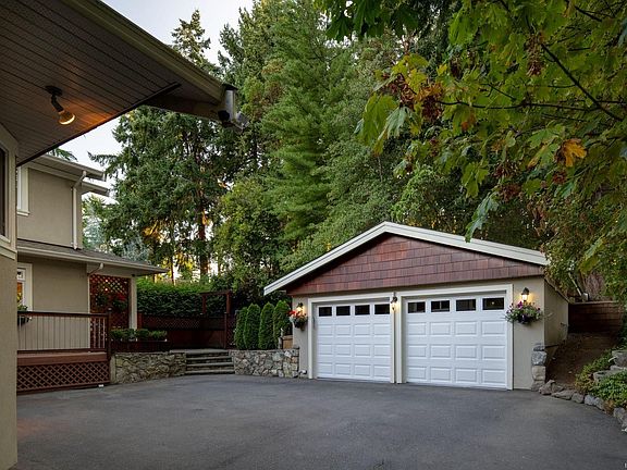 4th image of 2229 Arbutus Rd