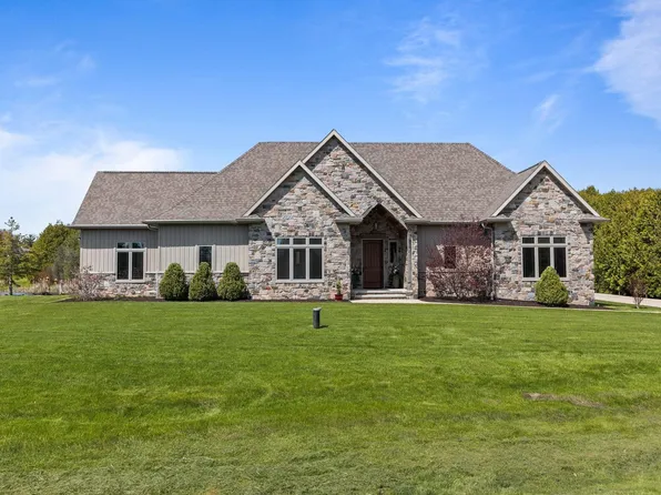 N3281 Feather Ridge Dr, Appleton, WI 54913