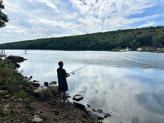 Access to private 100ft+ waterfront on the Niantic River. Great fishing!