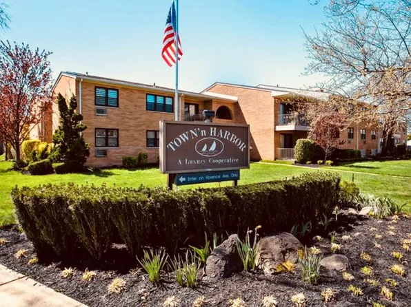 59 Hampton Place #20D, Freeport, NY 11520