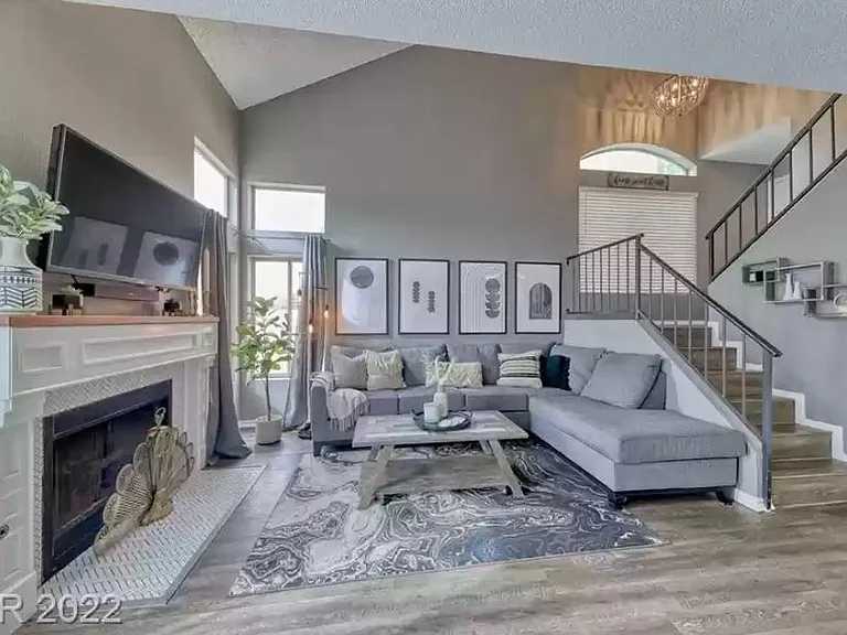 533 Meadbury Dr — Photo 1