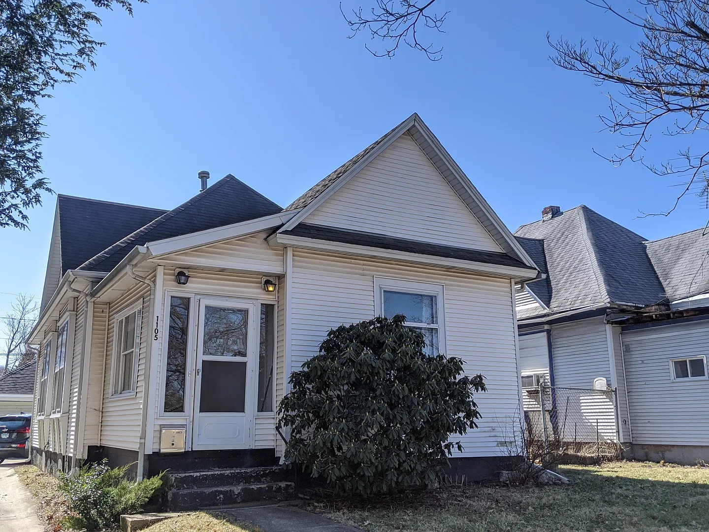 1105 E Main St photo 1