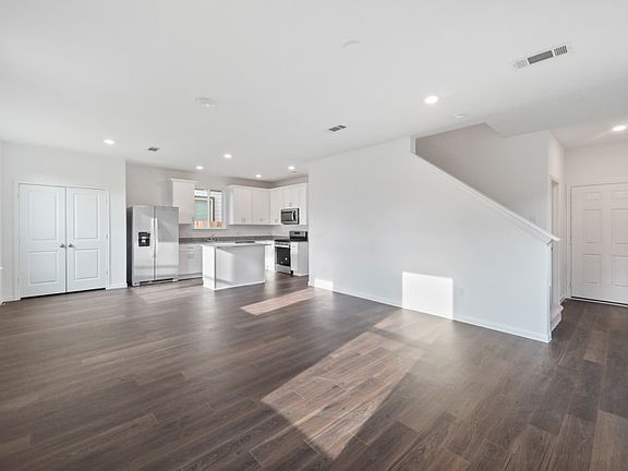 4th image of 25947 Chicory Dr