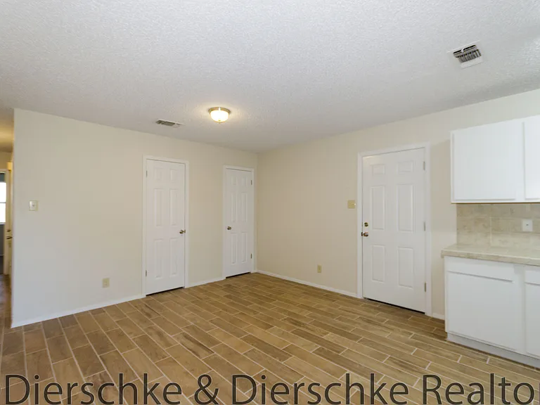 830 Van Zandt St — Photo 2