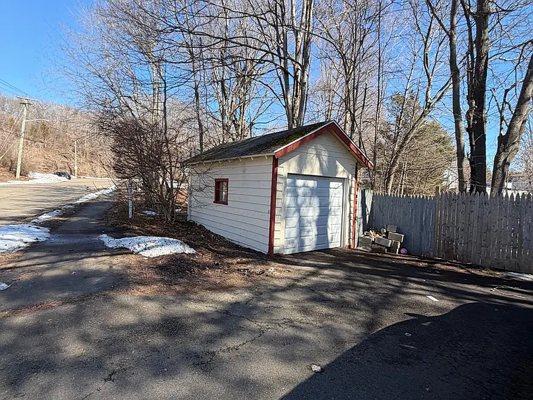235 Foxon Rd #3 — Photo 10