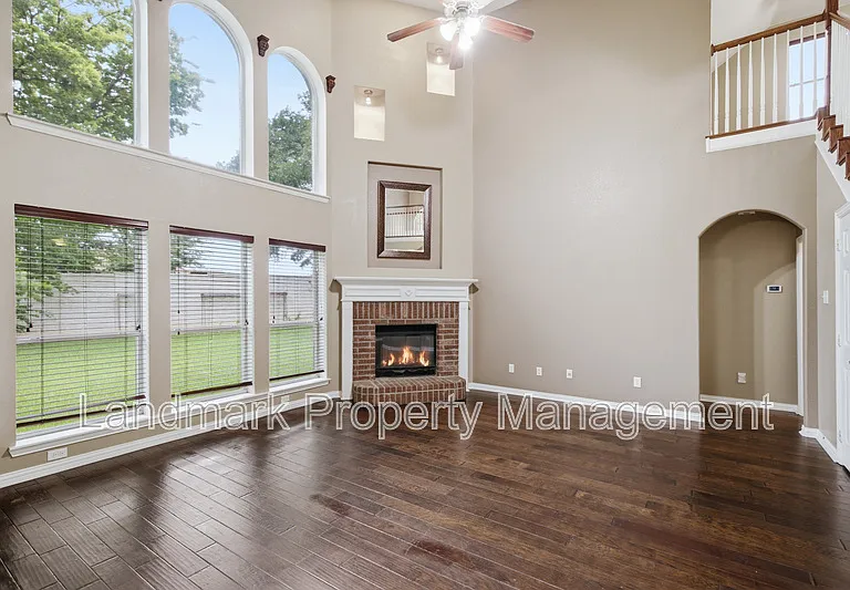 2115 Lexington Dr — Photo 12