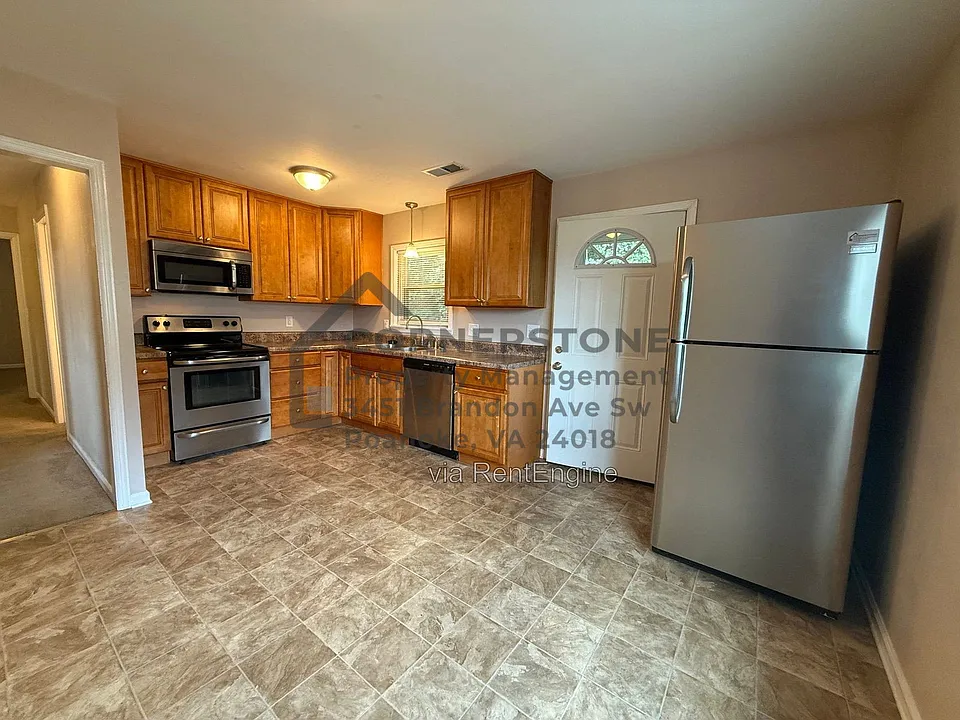 711 Riverland Rd SE