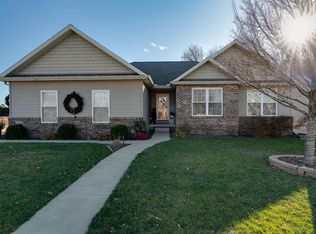 902 Witten Woods Dr, Bloomington, IL 61704