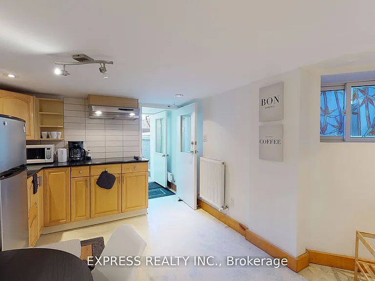 146 Blackthorn Ave #LOWER — Photo 2