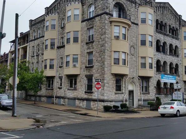 Stoneleigh Court Apartments