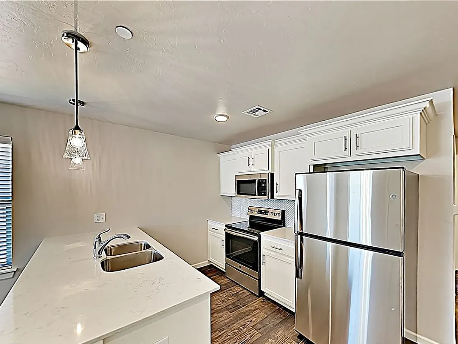 2 bed, 1000 sqft, $1,449 — Photo 1