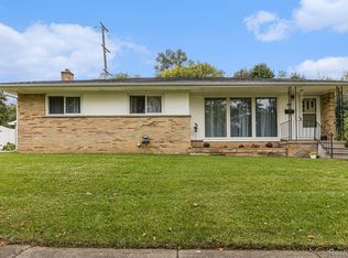 906 Outer Dr, Fenton, MI 48430