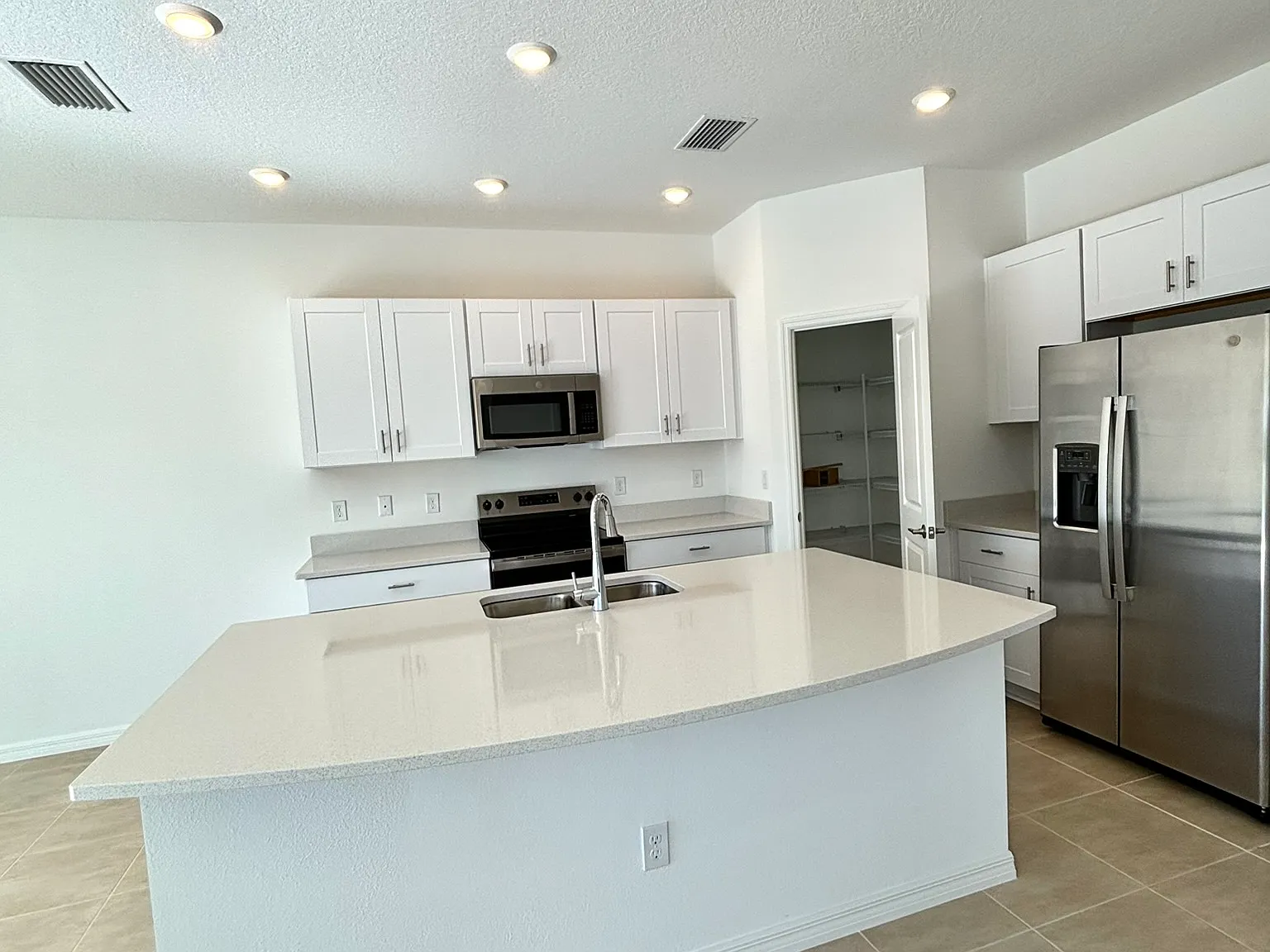 3 bed, 1555 sqft, $2,200 — Photo 2