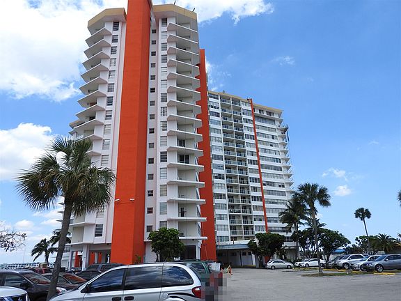 3rd image of 1301 Miami Gardens Dr #1502W