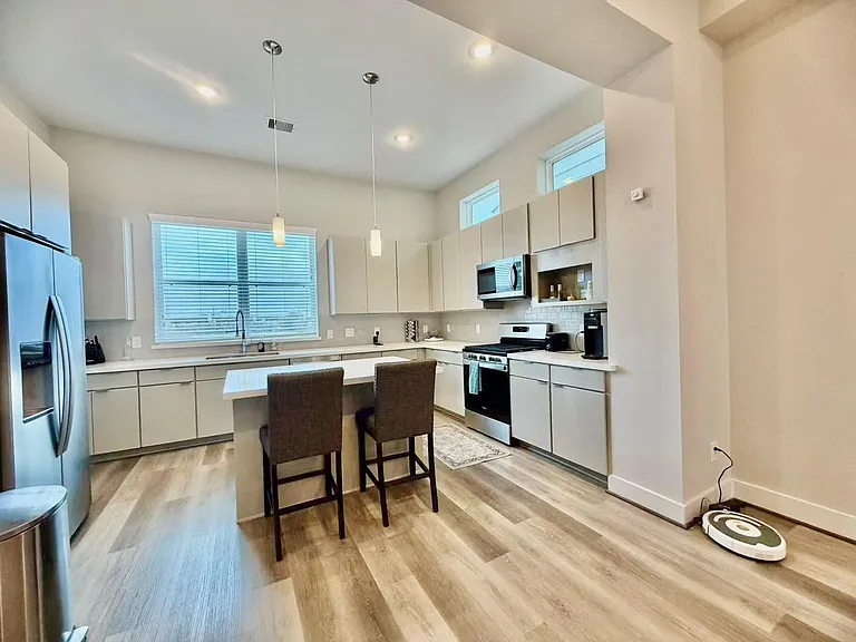 1254 N Post Oak Rd #B — Photo 6