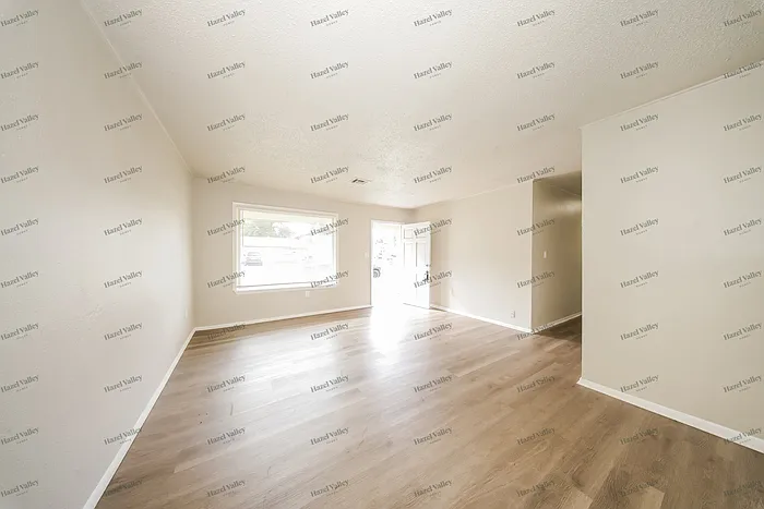 3 bed, 2.0 bath, 1043 sqft, $1,250 — Photo 4