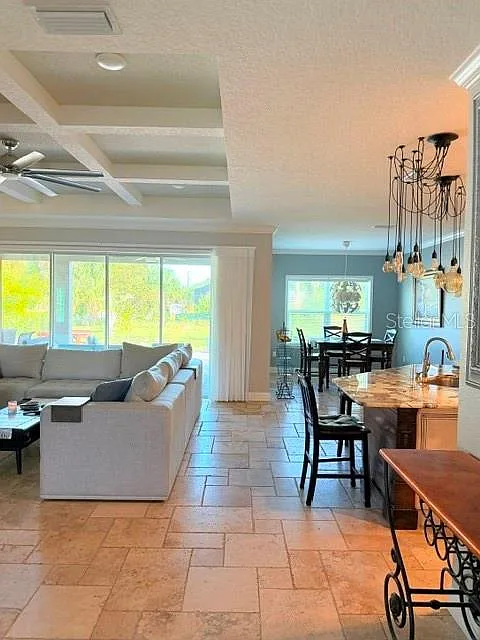 4 bed, 2.0 bath, 2044 sqft, $2,850 — Photo 4
