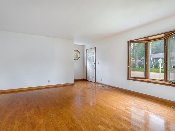 3rd image of 3064 S Marion ROAD