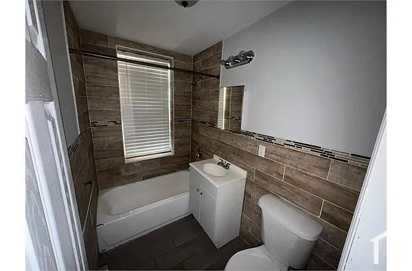 Building Photo - 252 Lehigh Ave #34