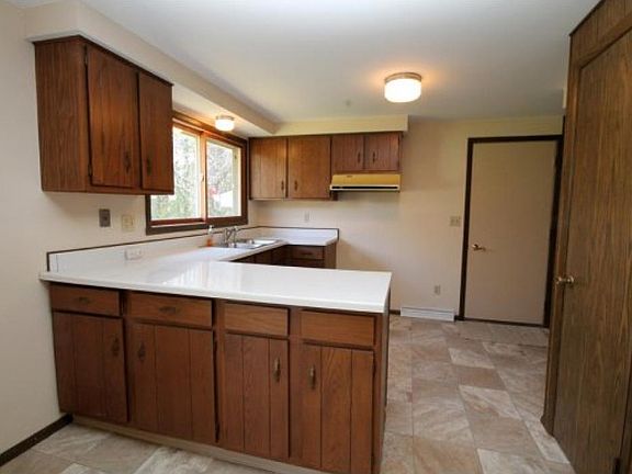 4th image of 383 Kennedy Dr
