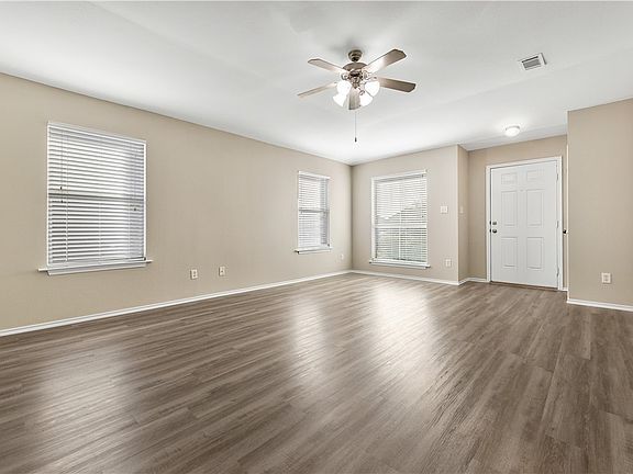 3rd image of 913 Whitewing Ln