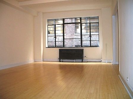 2nd image of 140 E 39th St