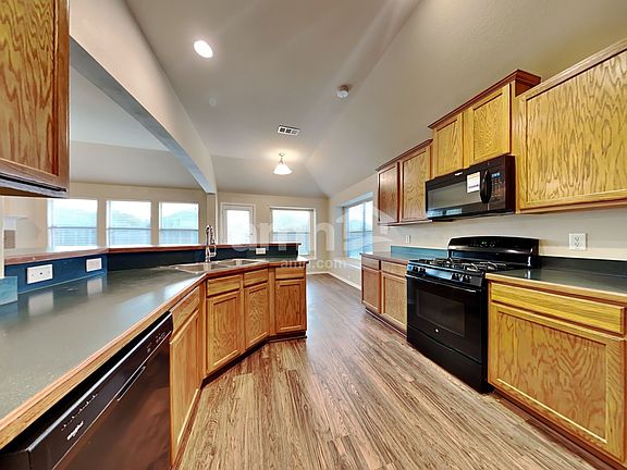 4th image of 1031 Hollow Creek Dr