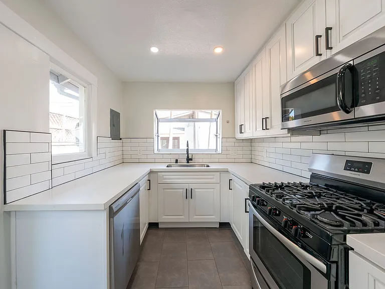706 Marine St — Photo 7
