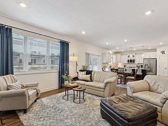 4th image of 528 Waterford Pl