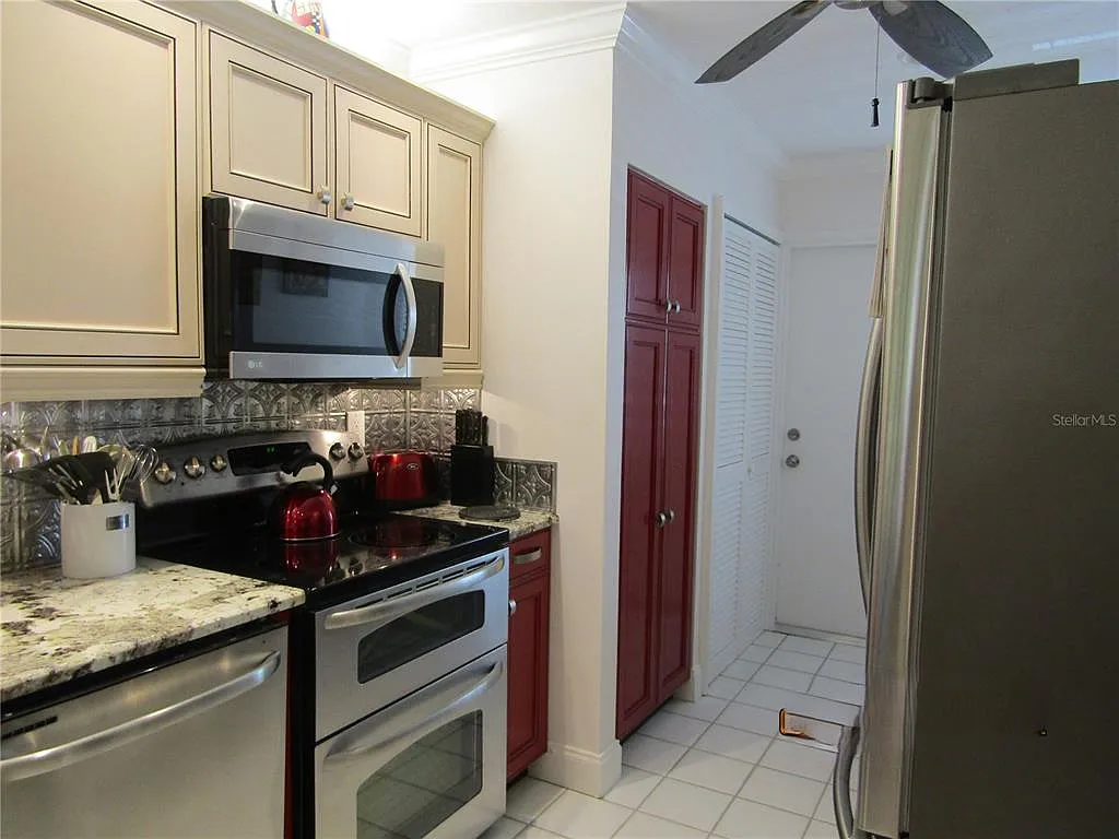 2 bed, 2.0 bath, 1118 sqft, $4,300 — Photo 3