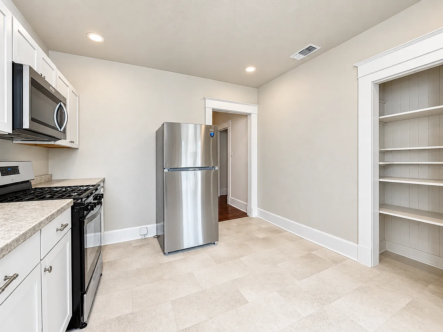 Renovated 2-Bedroom with Rooftop Access Near Downtown & San Pedro Springs — Photo 4