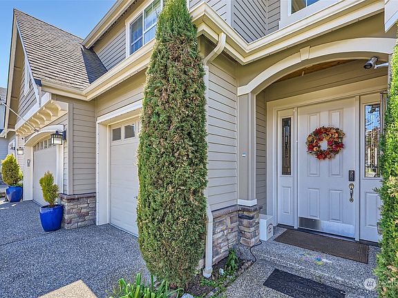 Inviting entry welcomes you home.>