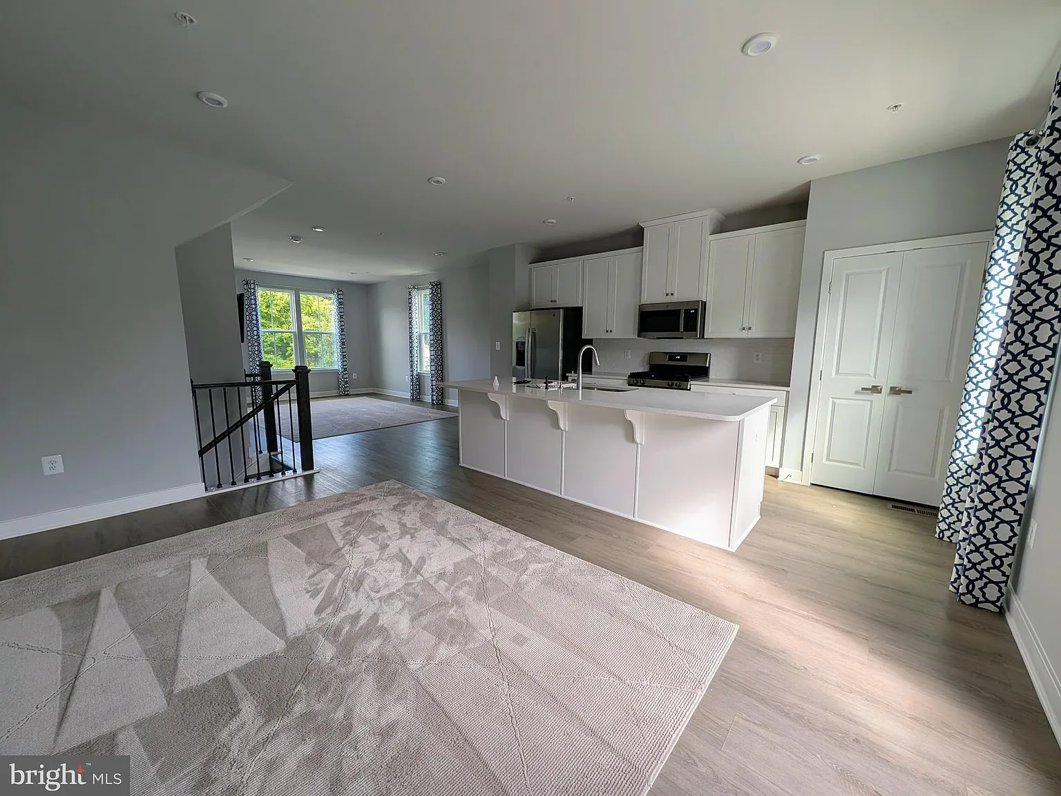 3 bed, 4.0 bath, 2084 sqft, $3,800 — Photo 4