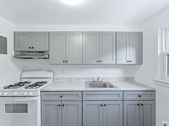 5th image of 440 Lawn Ave #17