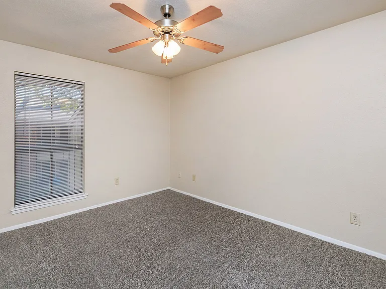 Stone Hollow Apartments — Photo 16