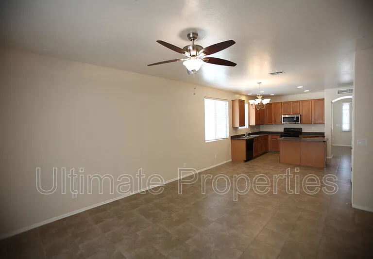 2230 W Oyer Ln — Photo 5