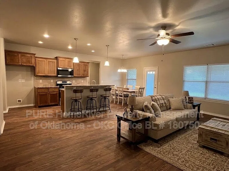 4 bed, 2.0 bath, 1738 sqft, $1,695 — Photo 2
