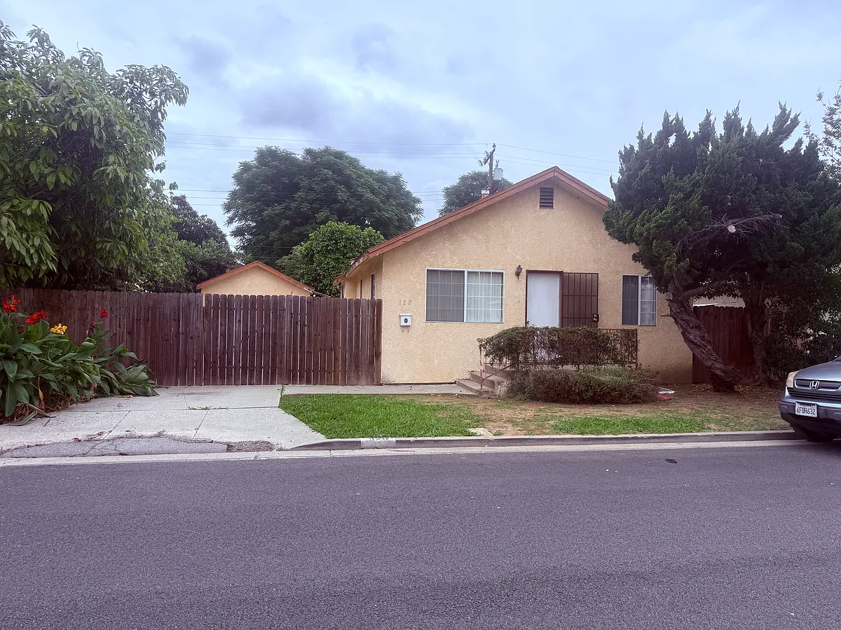 Building Photo - 128 W Roselyn Pl